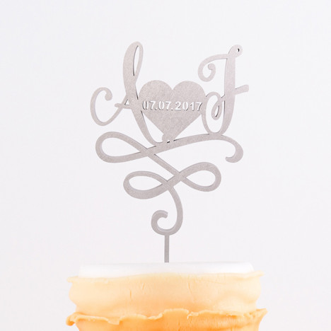 Cake Topper mit Initialien und Datum im Herz