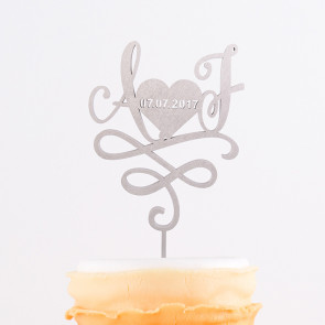 Cake Topper mit Initialien und Datum im Herz