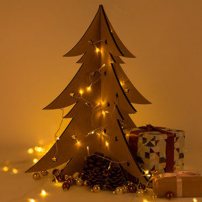 Weihnachtsbaum aus Holz mit Sternen