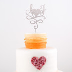 Cake Topper mit Initialien und Datum im Herz