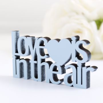3D-Schriftzug Love is in the air